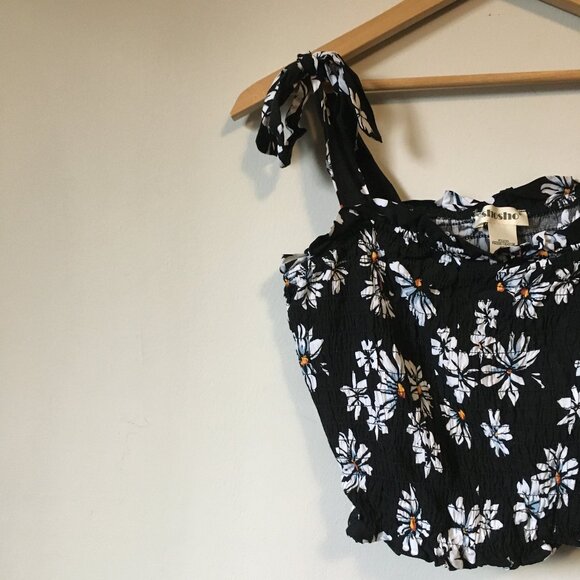 Shosho Ruched Daisy Summer Tie Shoulder Crop Top - Picture 4 of 10